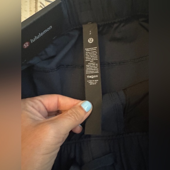 Lululemon VersaTwill Cargo Pocket Short in True Navy - Picture 6 of 9